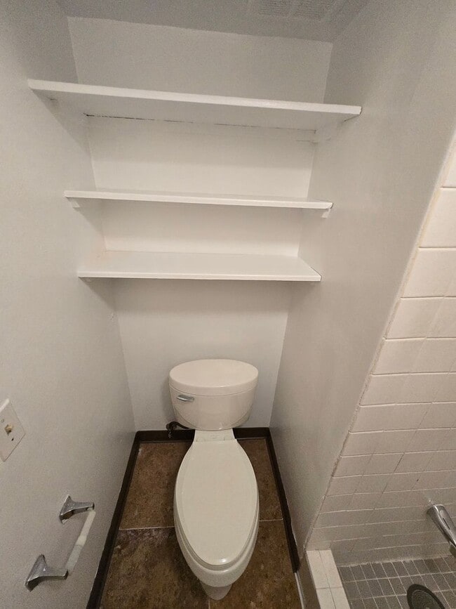 Building Photo - Upgraded 1 Bedroom, 1 Bath, 1 Parking, Con...