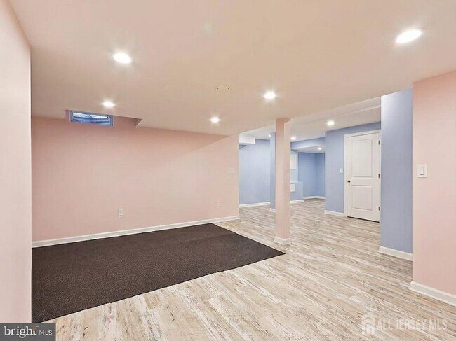Building Photo - 540 Sayre Dr