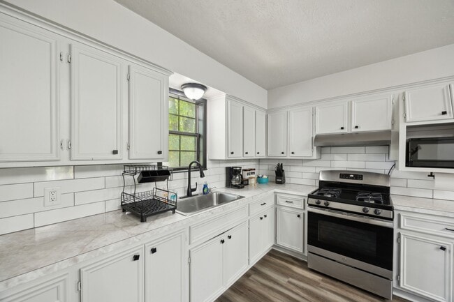 Building Photo - 10 Boat Launch Rd