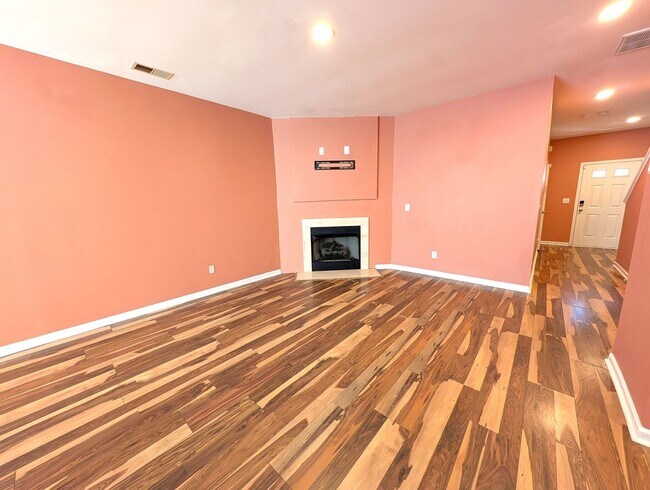 Building Photo - Charming, 2 Story End Unit Townhouse located in the Glenlea Park Community!