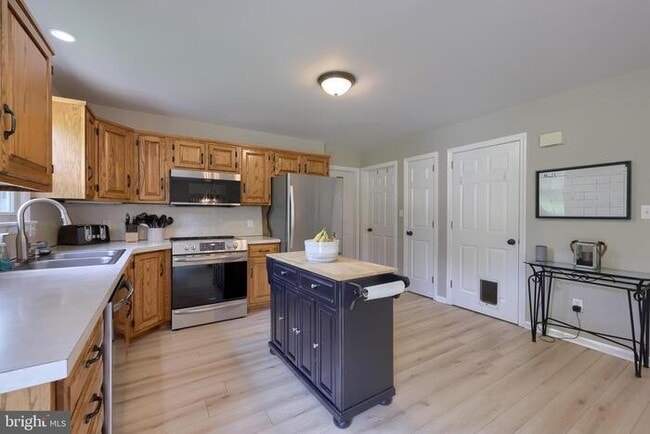 Building Photo - Lovely Elizabethtown Cape offers 3 bedroom...
