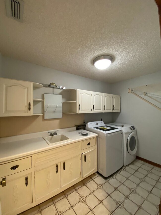 Building Photo - REDUCED RENT!!! Catch it while you can Cedar Hills - Desirable SE neighborhood 3/2/2