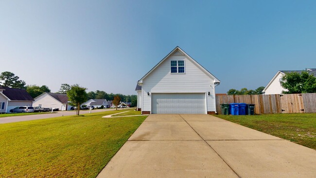 Building Photo - 4 Bedrooms in Sought After Neighborhood & ...