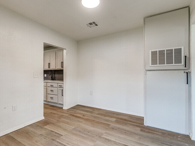 Building Photo - Completely Remodeled 1 Bedroom, 1 Bath Duplex!
