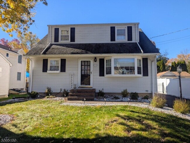 Building Photo - 190 Oak St