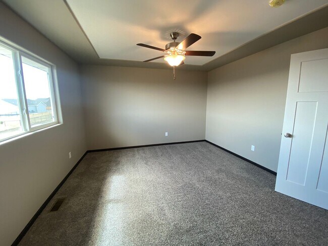 Building Photo - 4 BED | 3 BATH | DOUBLE GARAGE | RAPID VALLEY