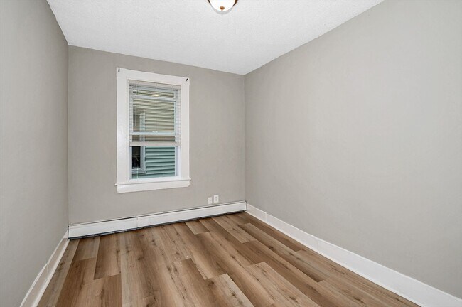 Building Photo - 50 1/2 Common St