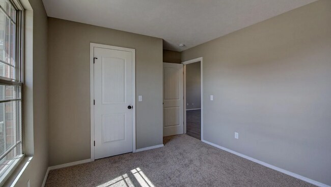 Building Photo - 3 BR Fenced in Home !!