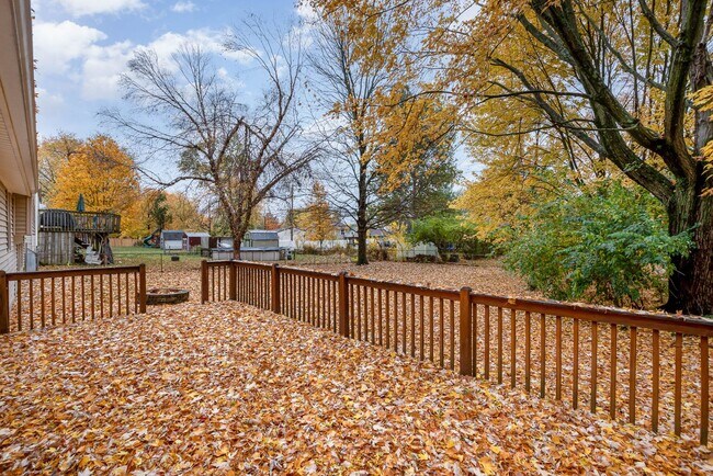 Building Photo - Inviting home with private fenced yard for pets
