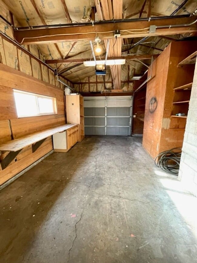 Building Photo - Wonderful Single Level Updated home with A/C!