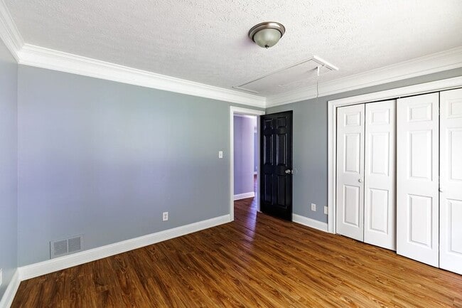 Building Photo - 330 Monty Dr