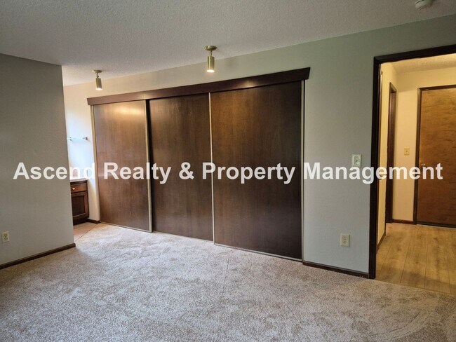 Building Photo - One Level Ranch Greenway Neighborhood Fenc...
