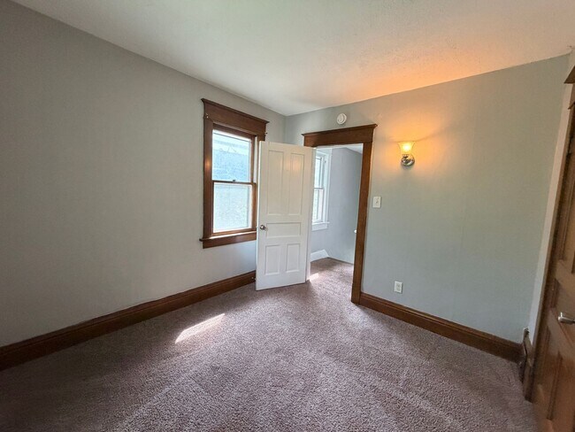 Building Photo - 1227 4th St