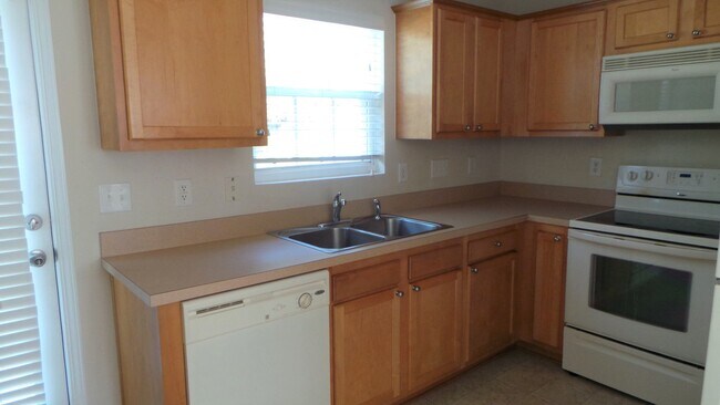Building Photo - ~~ 4 Bedroom End Unit Townhome            ...