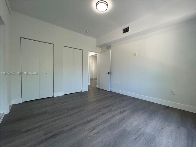 Building Photo - 638 SW 21st Ave