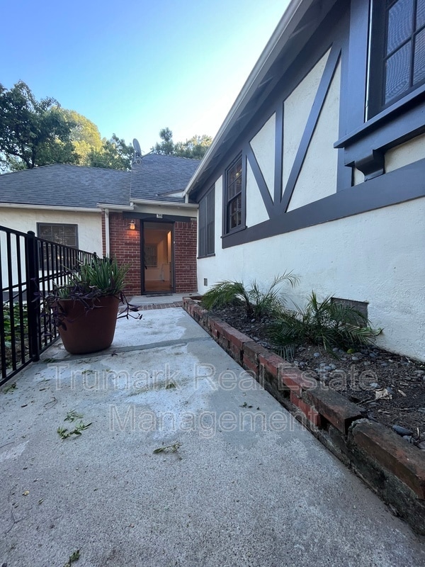 Building Photo - 3204 Vickers Dr