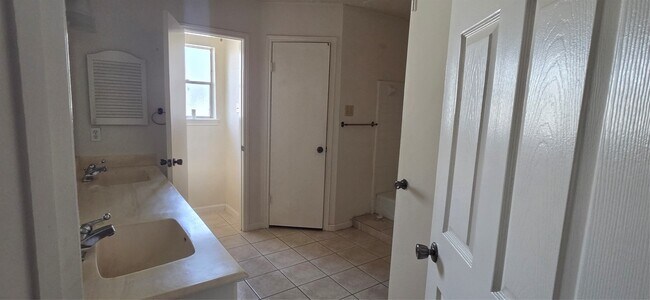 Building Photo - 1910 Quail Valley E Dr