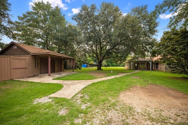 Building Photo - Wonderful country setting in Elberta!