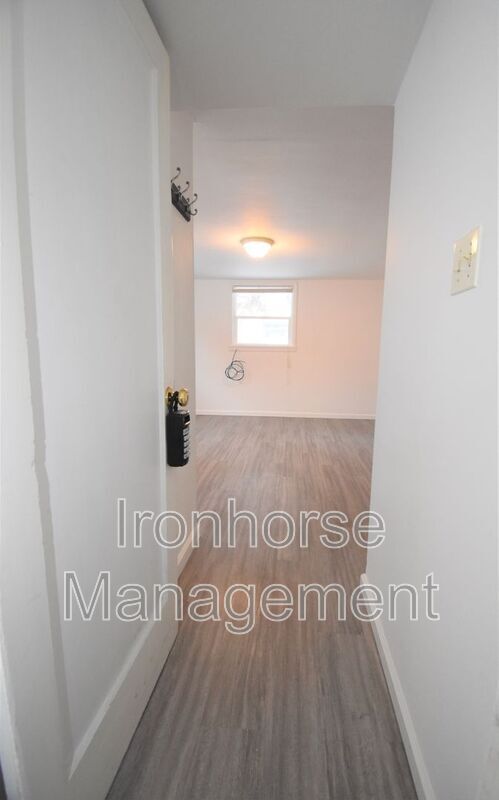 Building Photo - 525 Dell Pl