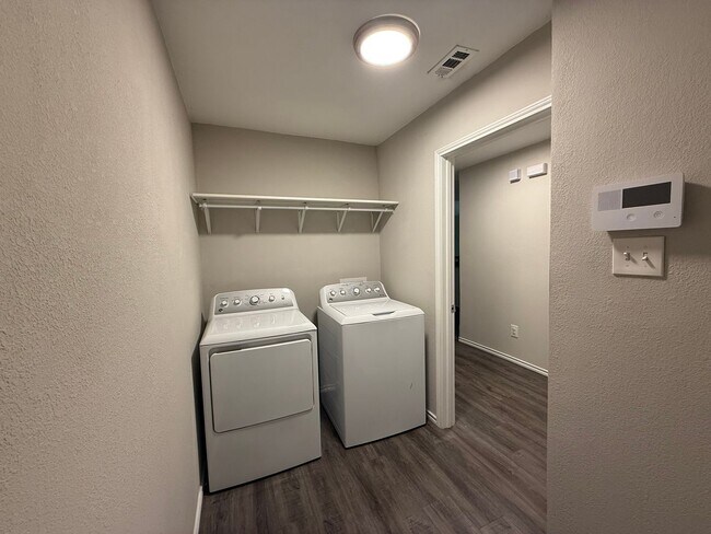 Building Photo - Desirable Cross Oak Ranch