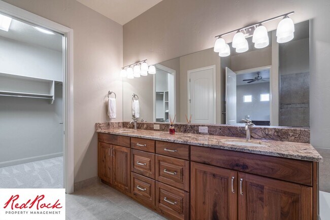 Building Photo - Stunning 2 Bedroom Fully Furnished Home. Community Pool & Mini Golf!