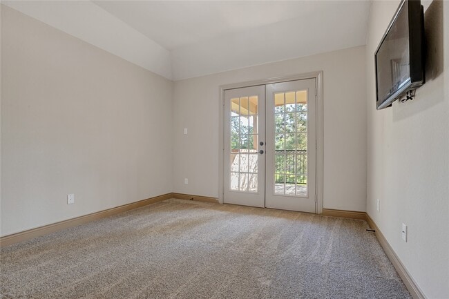 Building Photo - 40515 Manor Dr