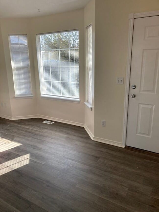 Building Photo - Great location 3 bedroom 2 bath home