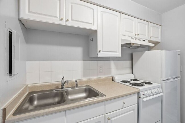 Building Photo - 547 E Fairview Ave