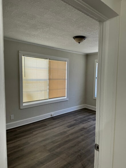 Building Photo - 814 Baker Ave