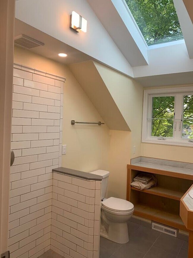 Building Photo - Impecable Remodel of Historic Eastmoreland Gem