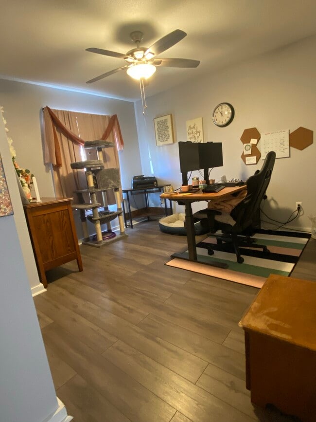 bedroom/office - 36 Stowe Rd