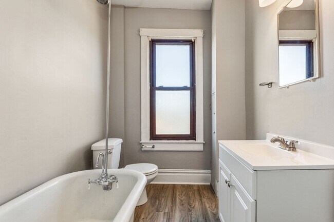 Building Photo - Updated House for Rent in Carrick!