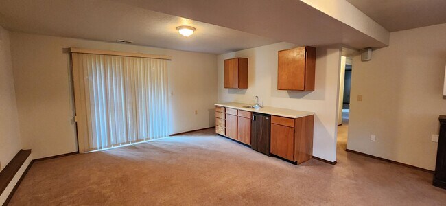 Building Photo - LYNNWOOD Spacious 3 bdrm + Den & Family Room Home