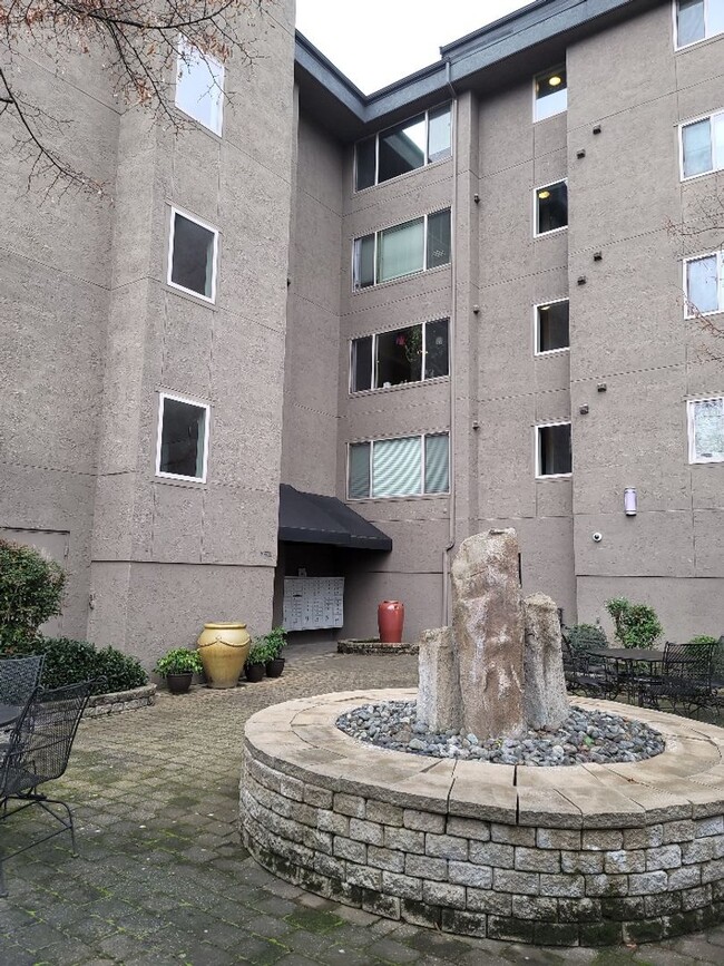 Building Photo - Updated 1bed/1 bath TOP Floor Condo in Lak...