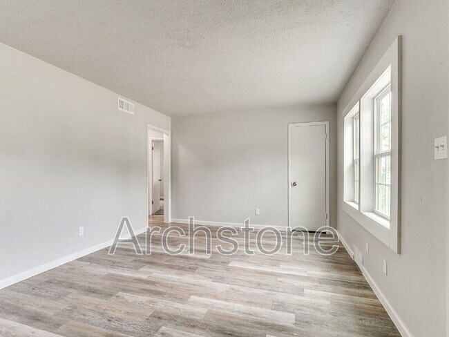 Building Photo - 2312 Mustang St