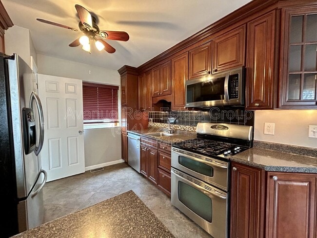 Building Photo - 9215 Meadowbrook Ln