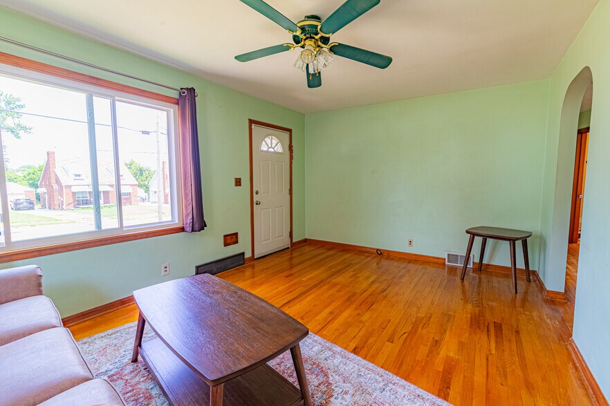 Living room - 1317 E Boston Ave