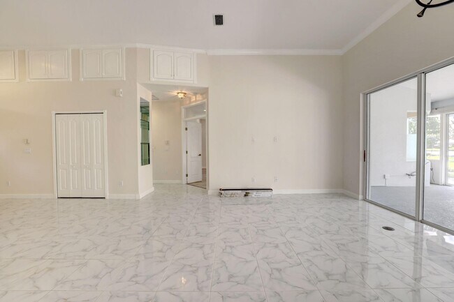 Building Photo - 8028 Plantation Lakes Dr