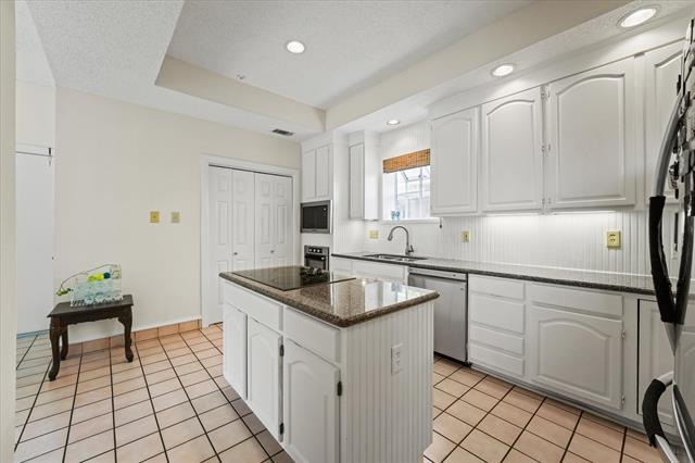 Building Photo - 9420 Blue Jay Way