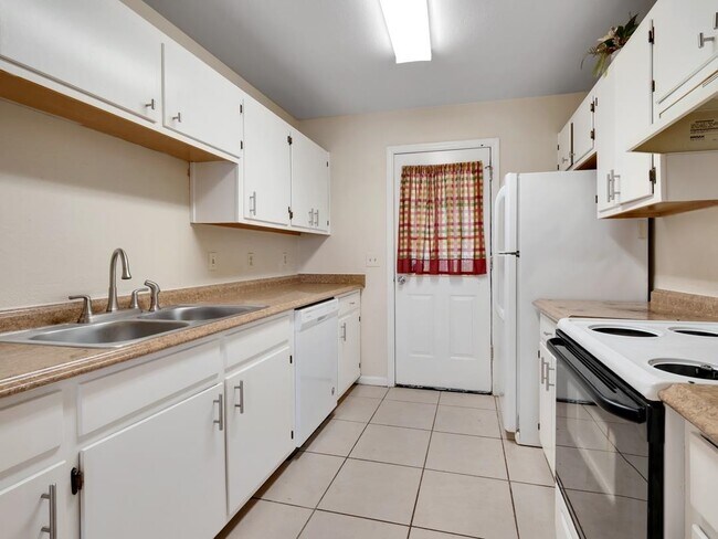 Building Photo - 2221 Timberwood Cir N