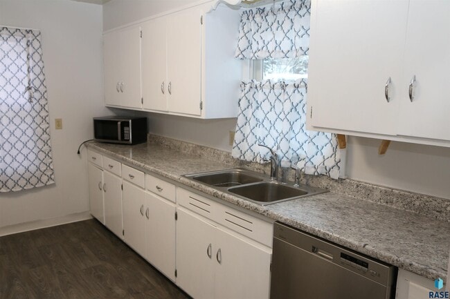 Building Photo - 1905 S Western Ave