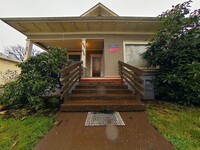 Building Photo - 1 Bedroom Tri-Plex ~ Close to Campus ~ Cat...