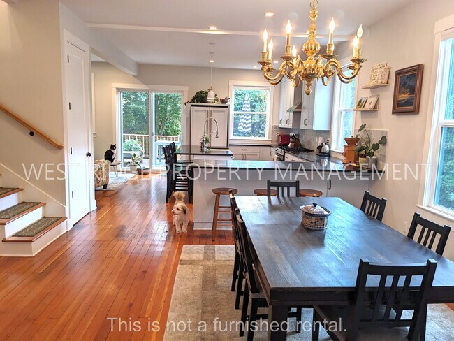 Building Photo - 34 NE Ivy St