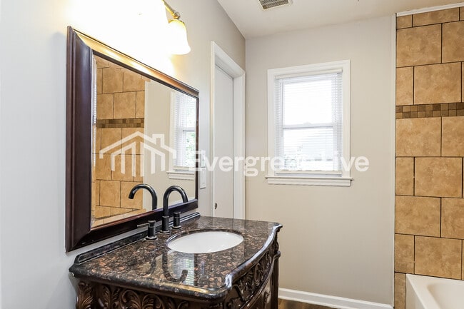 Building Photo - 1639 Vancouver Dr