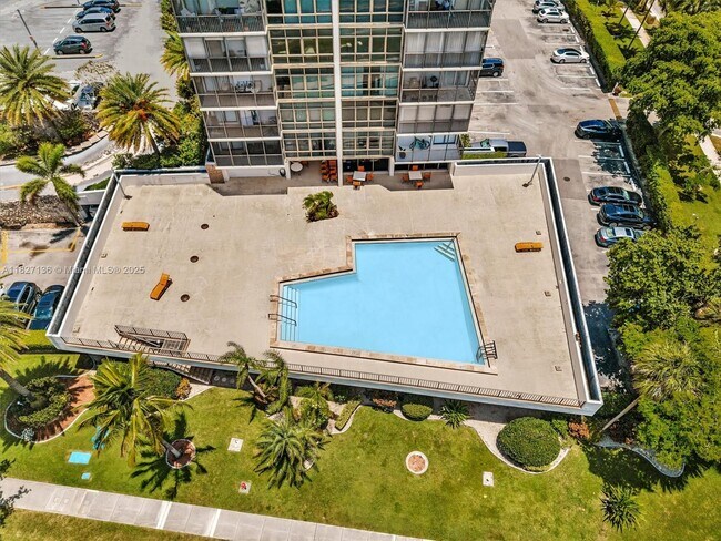 Building Photo - 3375 N Country Club Dr