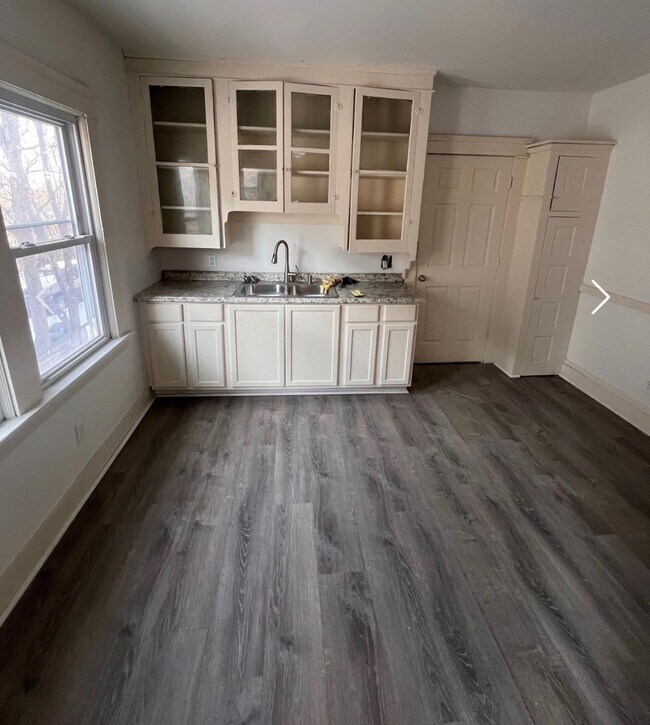 Building Photo - 9509 Parkview Ave