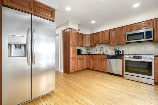 Building Photo - 28 3rd St
