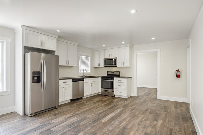 Building Photo - 1462 W 28th St