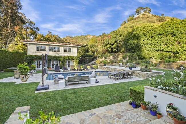 Building Photo - 23255 Mariposa De Oro St