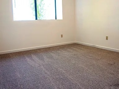 BEDROOM 1 WITH VIEW AND WALK IN CLOSET - 4321 SW Fletcher St